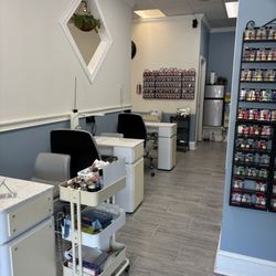 Color Me Nail Spa - Manicure stations