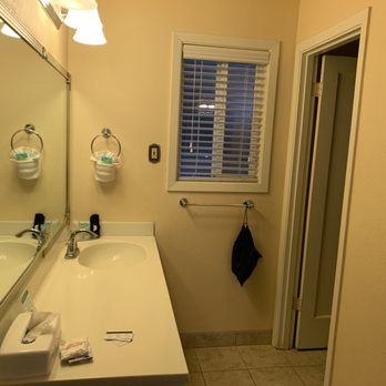 Strawberry Valley Inn - Vanity and bathroom/shower/tub is through the door. - Hotels Near Me - Mount Shasta, California Strawberry Valley Inn - Vanity and bathroom/shower/tub is through the door. - Hotels Near Me - Mount Shasta, California