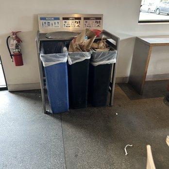 Chipotle Mexican Grill - Trash overflowing even though the place is empty. If this is how it is during the slow times, how can you keep up during a rush? - Mexican Near Me - San Diego, California