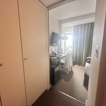 The Tower Hotel - Plenty of closet space - Hotels Near Me - London, XGL