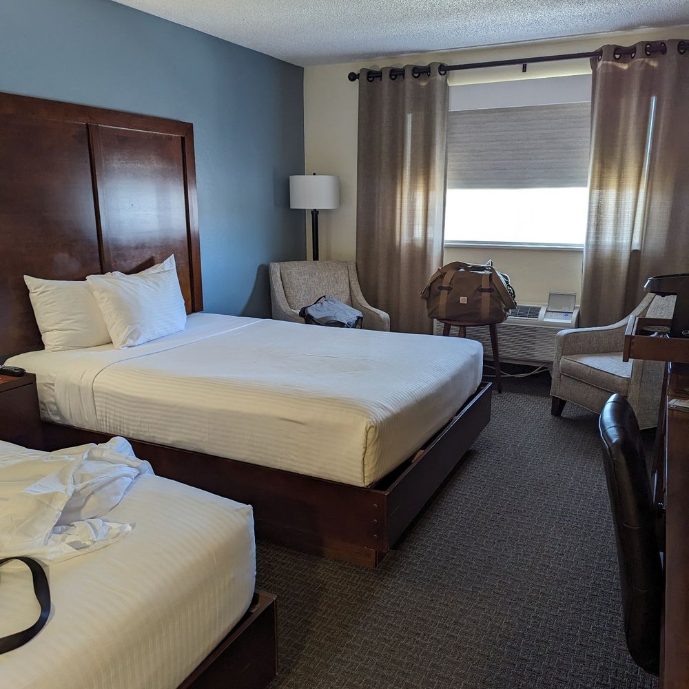 Red Feather Lodge - Bedroom with 2 doubles - Hotels Near Me - Grand Canyon, Arizona Red Feather Lodge - Bedroom with 2 doubles - Hotels Near Me - Grand Canyon, Arizona