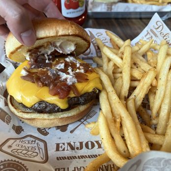 Up North Axe & Tap - Up North Burger 4/5 - Sports Bars Near Me - Libertyville, Illinois