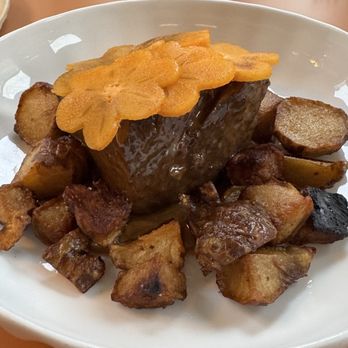 Belden House And Mews - Short Rib, with persimmons and sunchokes - Hotels Near Me - Litchfield, Connecticut Belden House And Mews - Short Rib, with persimmons and sunchokes - Hotels Near Me - Litchfield, Connecticut