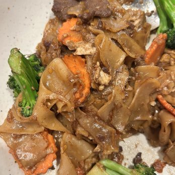 Ari's Thai Eatery - Pad See Ew - Thai Near Me - Azusa, California