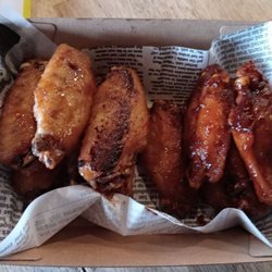 Mums Burger Kitchen - Half and Half 10 chicken wing pack.