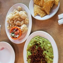 Los Trompos - Guacamole con chicharonnes