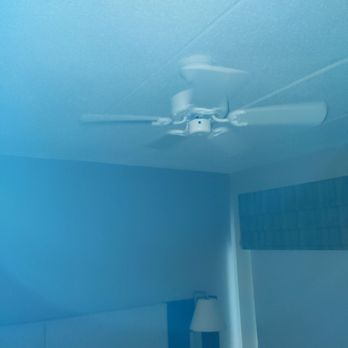 Hampton Inn & Suites Valley Forge/Oaks - AC broken and the fan doesn't work! Ceiling fan dangerously detached & unusable. Issue reported 2 days ago! - Hotels Near Me - Phoenixville, Pennsylvania