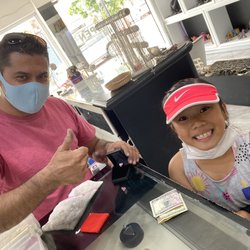 Flores Jewelry - My daughter purchased her first jewelry here... he gave her a good price since it was her first purchase. Great guy!
