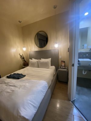 The Crescent Hotel Beverly Hills, Sonder by null