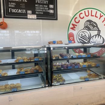 Dell's Kitchen and Bakery - Asian Fusion Near Me - Honolulu, Hawaii