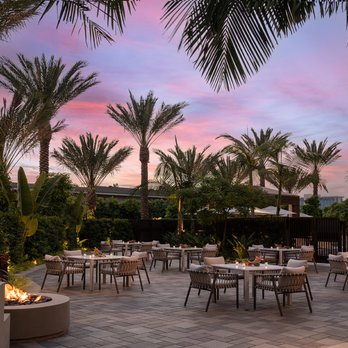 Bella's Splash Pool Bar - outdoor dining area - Dive Bars Near Me - Anaheim, California