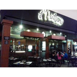 Il Piattino - La fachada de noche.