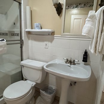 Centrella Hotel - Cottage 3 - Bathroom - Hotels Near Me - Pacific Grove, California