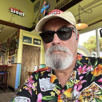 Pinchers - Dressed for the beach - Seafood Near Me - Fort Myers Beach, Florida