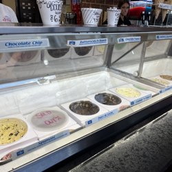 Beebe's Ice Cream - Average ice cream and crap service.