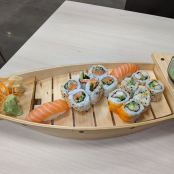 Bamboo - 12 pieces: Salmon, California Rolls w/ Shrimp, Cucumber and Avocado 2 pieces: Nigiri Salmon - Asian Fusion Near Me - Wiesbaden, HE