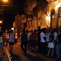 Simplesmente - Foto da Rua com o simplesmente aberto. Ponto de encontro do pessoal