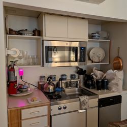 Ashland Creek Inn - Small kitchenette.