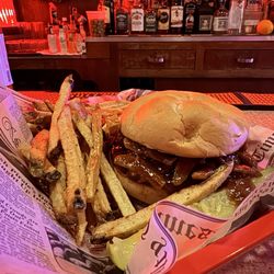 Kelly's Bar & Lounge - Pulled pork and fries (vegan)