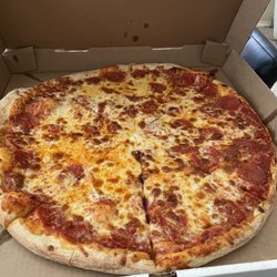 Amantè Patio Downtown - Not the cheese pizza I ordered