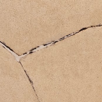 Fallbrook Country Inn - Crack on the wall in the shower with grime mold 2 - Hotels Near Me - Fallbrook, California