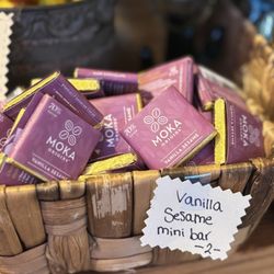 The Meadow - Vanilla sesame mini bar chocolates
