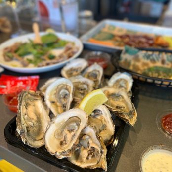 Two Tides Bar - $1 oyster - Bars Near Me - Honolulu, Hawaii