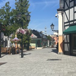 Designer Outlet Berlin - Outlet i Berlin. Det finns även McDonalds och Rewe i närheten.