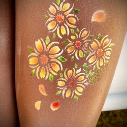 Unreal Airbrush Tattoo - Colorful flower airbrush tattoo