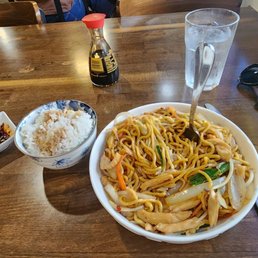 Chicken lo-mein and steamed rice Chicken lo-mein and steamed rice