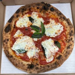 Joe De’s Brick Oven Pizza - Margherita pizza