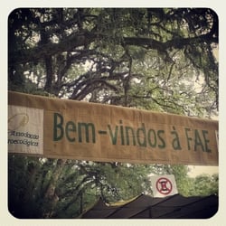 Feira Ecológica do Bom Fim - Faixa na entrada da Feira Agroecológica. Muitas árvores ao fundo!