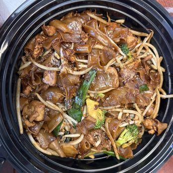 194 Eatery - Pad See Ew Chicken - Asian Fusion Near Me - La Mirada, California 194 Eatery - Pad See Ew Chicken - Asian Fusion Near Me - La Mirada, California