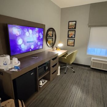 Hampton Inn Riverside Downtown - Room - Hotels Near Me - Riverside, California