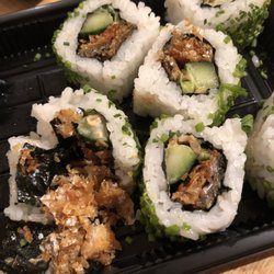 Yoko Sushi - Dieser bröselige Lachshautkram mit Gurke kostet im Menü 18,50!