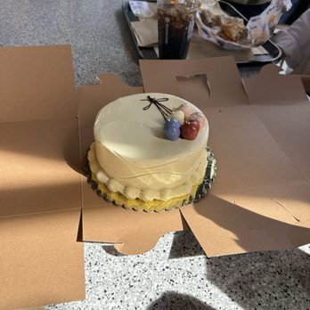 Mamolo's Fine Pastries - Chocolate cake with a layer of vegetable shortening - Bakeries Near Me - Irvine, California