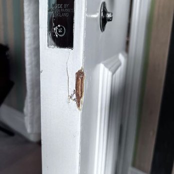 The Pelham - Broken bathroom door. - Hotels Near Me - London, XGL