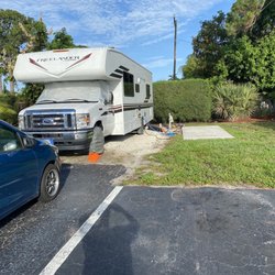 Palm Beach Traveler Park - My rv w tons of space on one side with a lovely concrete patio.