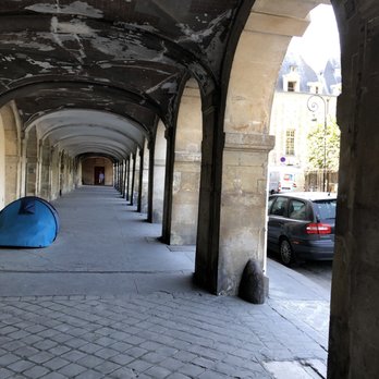 Place des Vosges - Parks Near Me - Paris, 75