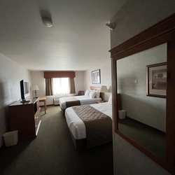 Rory and Ryan Inn - Cabin like suite?