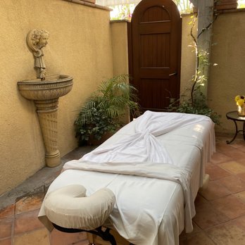 Kelly's Spa - Outdoor table - Massage Near Me - Riverside, California Kelly's Spa - Outdoor table - Massage Near Me - Riverside, California