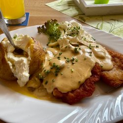 Zum Stadtkrug Hotel Restaurant - Rahmschnitzel w/cream gravy & mushrooms