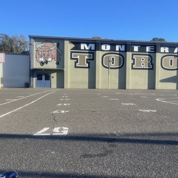 Montera Middle School - Pe area and where we play basketball and have pe - Middle Schools & High Schools Near Me - Oakland, California