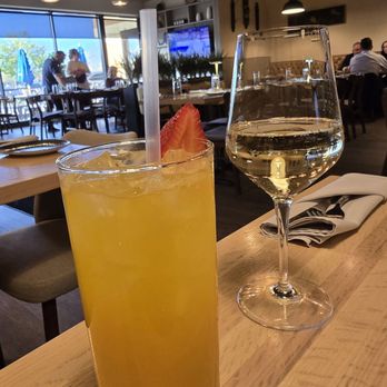 Social Inn - Virgin Paloma and white wine - Cocktail Bars Near Me - Glenview, Illinois