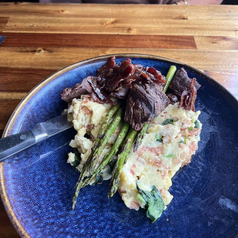 The Stubborn Mule - Rustic hanger skirt steak with mashed potatoes and asparagus - New American Near Me - Orlando, Florida The Stubborn Mule - Rustic hanger skirt steak with mashed potatoes and asparagus - New American Near Me - Orlando, Florida