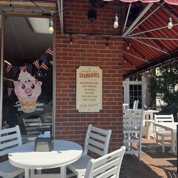 Smithfield Ice Cream Parlor - Lovely comfy outdoor seating - Ice Cream & Frozen Yogurt Near Me - Smithfield, Virginia