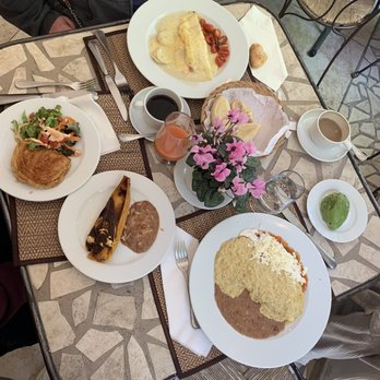 Maque - flor de calabaza omelette, mole tamale, ham and cheese empanada, omelette - Breakfast & Brunch Near Me - México, D.F., DIF Maque - flor de calabaza omelette, mole tamale, ham and cheese empanada, omelette - Breakfast & Brunch Near Me - México, D.F., DIF
