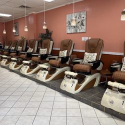 Ladue Nails Spa - Pedicure chairs