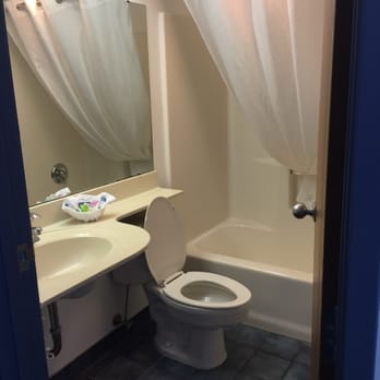 Mt Pleasant Inn And Suites - Bathroom - Hotels Near Me - Mount Pleasant, Michigan Mt Pleasant Inn And Suites - Bathroom - Hotels Near Me - Mount Pleasant, Michigan