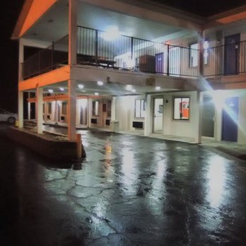 Motel 6 - Outside in the rain - Hotels Near Me - Saint Robert, Missouri